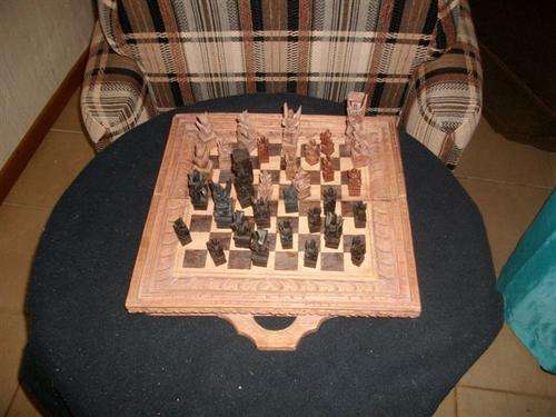 Lovely wooden chess set, incomplete missing one peace