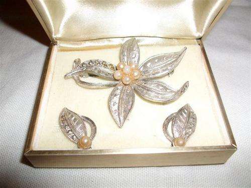 Nice marquisette brooch and clip on earrings set
