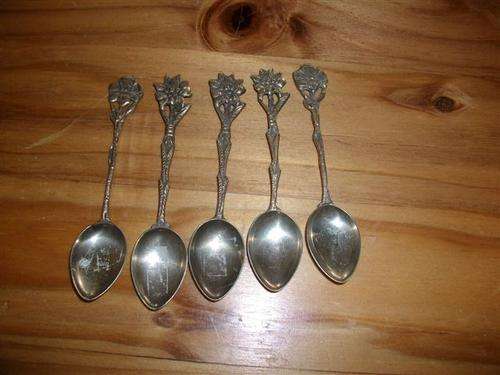 Lovely orante set of five tea spoons
