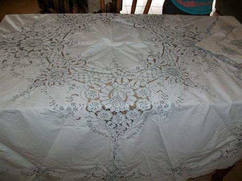 Lovely large table colth with 12 napkins