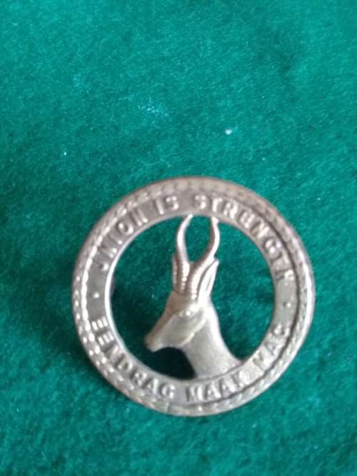 WWII South African General Service brass cap badge O1457 worn 1940 - 45