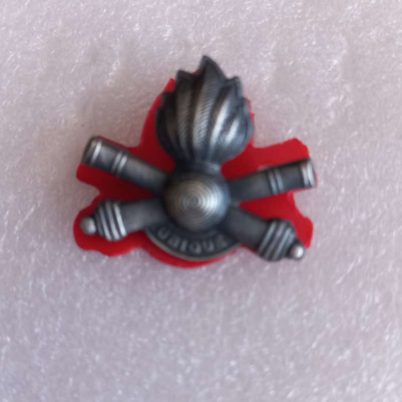 SADF 10 Artillery Brigade, oxidised grey small beret badge with red backing