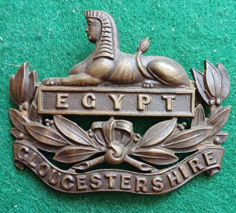 British Army, Gloucester Regt OSD bronze cap badge with blades