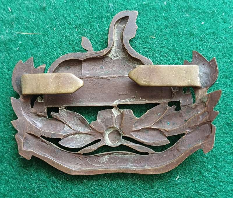 British Army, Gloucester Regt OSD bronze cap badge with blades