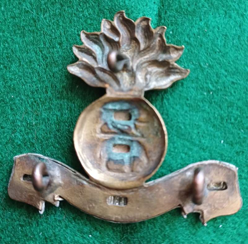 British Army, Royal Dublin Fusiliers BiM Vic cap badge with 3 lugs