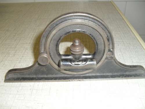 A SMALL VINTAGE MANTEL CLOCK INCLINOMETER