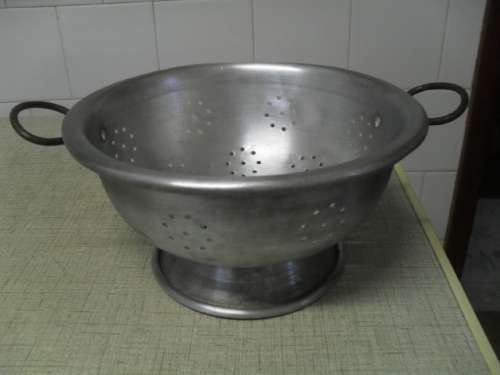 (SEPT7) A LOVELY VINTAGE BOWL ALUMINIUM COLANDER