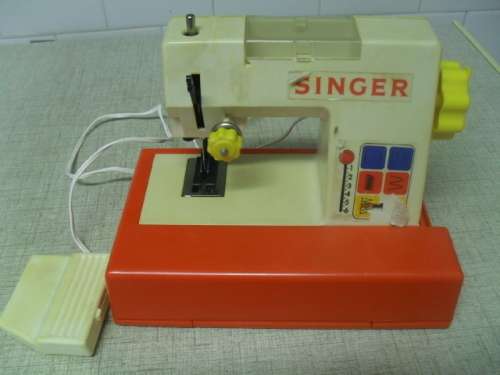 (nov12)WORKING VINTAGE CHILDS SINGER CHAINSTITCH SEWING MACHINE -30x15x12cm