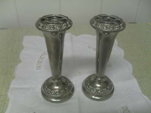 V(FB22)  A GORGEOUS PAIR OF IANTHE SILVER PLATED ROSE BUD VASES -made in England
