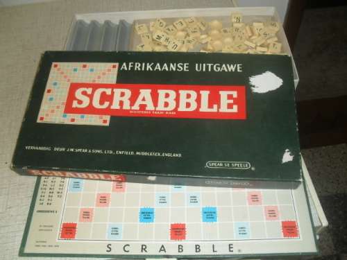 (mar6)  A VINTAGE COLLECTABLE AFRIKAANS SCRABBLE -made in England