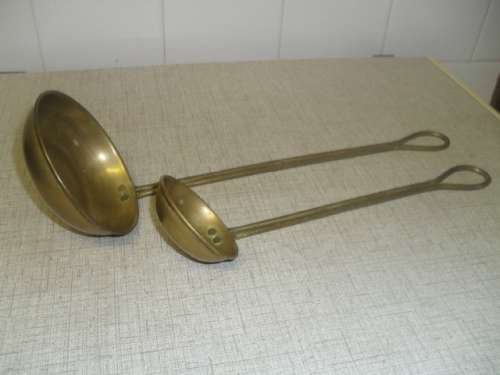 (jy5/5)  A PAIR OF DEEP BRASS "CHUCK WAGON" LADELS - longest  34.5cm spoon 11cm across & 3cm deep