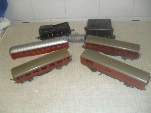 (ot) 4 VINTAGE TRI-ANG  & 1x LIMA ITALY MODEL TRAIN COACHES  - please note condition of each coach