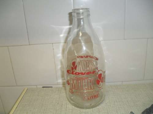 (ot) A VINTAGE CLOVER DAIRY MILK BOTTLE