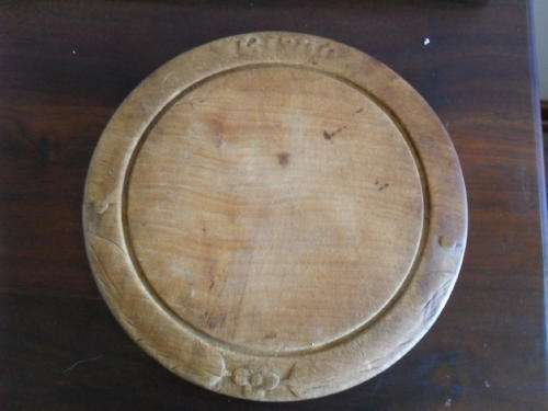 A VINTAGE ROUND WOODEN BREAD BOARD