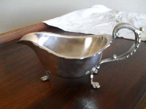 A BEAUTIFULLY ORNATE SILVER PLATED GRAVY BOWL