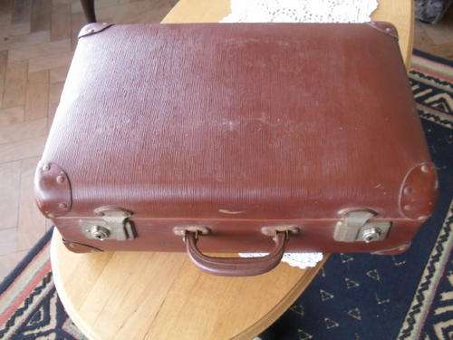 A VINTAGE BROWN DAT-LITE VELCONISED FIBRE LUGGAGE/SCHOOL SUITCASE