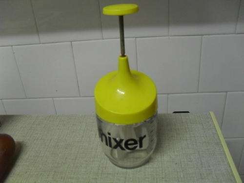 A VINTAGE GEMCO USA.  HAND MIXER. *late entry*