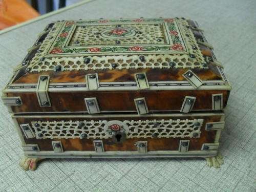 AN UNUSUAL INTRICATELY DESIGNED AND INLAID FOREIGN JEWELLERY / TRINKET BOX