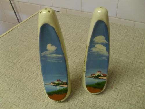 A PR OF VINTAGE CERAMIC SALT & PEPPER SHAKERS "PLETTENBURG BAY"