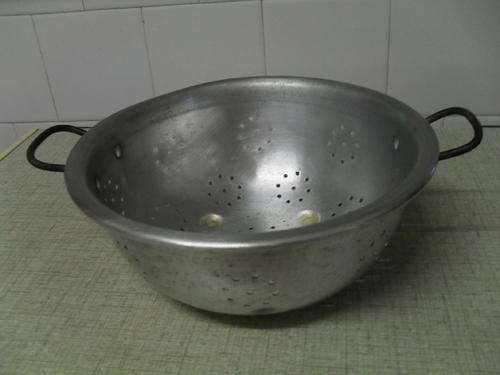A VINTAGE ALUMINIUM COLANDER