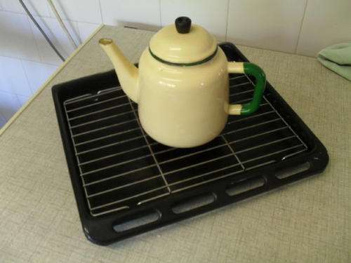 A VINTAGE YELLOW ENAMEL COFFEE POT with GREEN TRIM & a BLACK ENAMEL OVENPAN with WIRE GRILL -1 bid