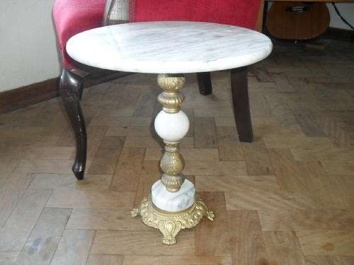 A LOVELY HEAVY MARBLE AND METAL SIDE TABLE.