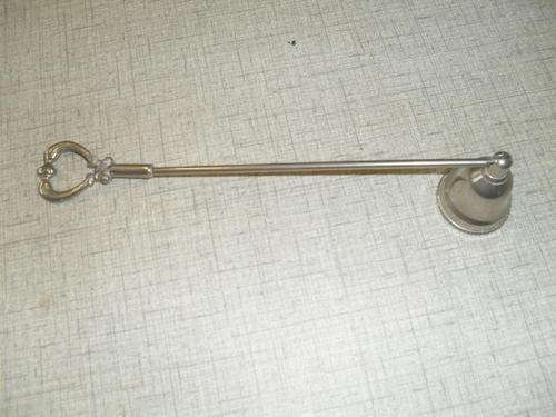A LOVELY ORNATE SILVER PLATED CANDLE SNUFFER
