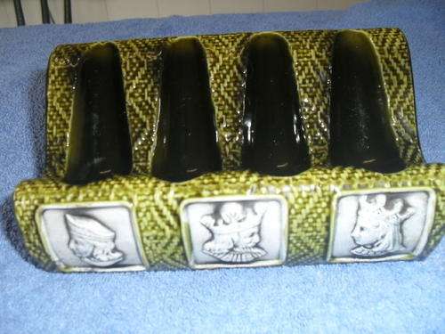 A TRULY UNUSUAL VINTAGE CERAMIC PIPE REST.