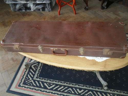 A STRANGE SHAPED VINTAGE SUITCASE - perhaps for a RIFLE -100cm x 28cm x 12cm.
