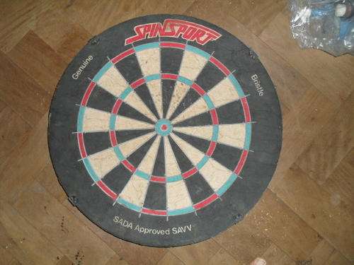 A GENUINE BRISTLE VINTAGE SPINSPORT DART BOARD