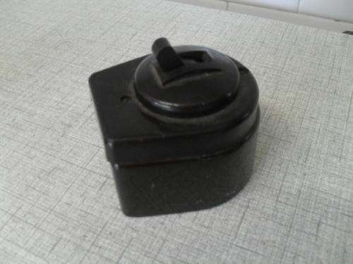 A VINTAGE CERAMIC BAKELIT FLIP LIGHT 15am SWITCH -made in England -7cm x 6cm x6cm high
