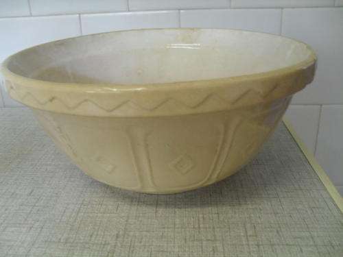 A VINTAGE CHURCH GRESLEY -MASON & CASH MIXING BOWL made in England 24cm across 16.5cm deep base 10cm