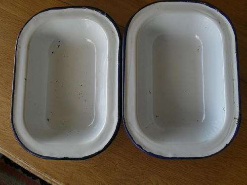 2x VINTAGE WHITE AND BLUE TRIM ENAMEL PIE DISHES -18cm x 13cm x 4cm depth