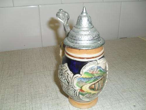 AN ORIGINAL KING NO.2 BEER MUG with a PEWTER LID. 15.5cm high, base 5.5cm opening. 5cm