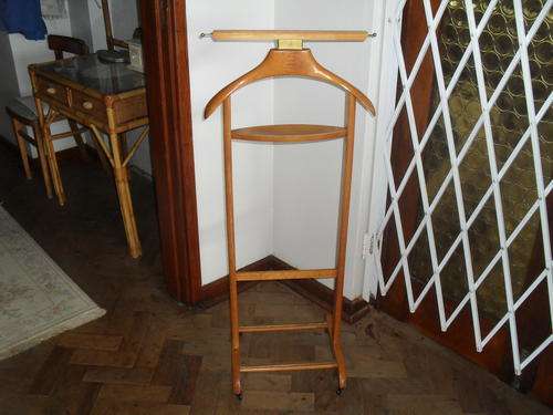 A STURDY BEHEVETTATO made in Italy DUMB VALET BUTLER on CASTOR WHEELS.