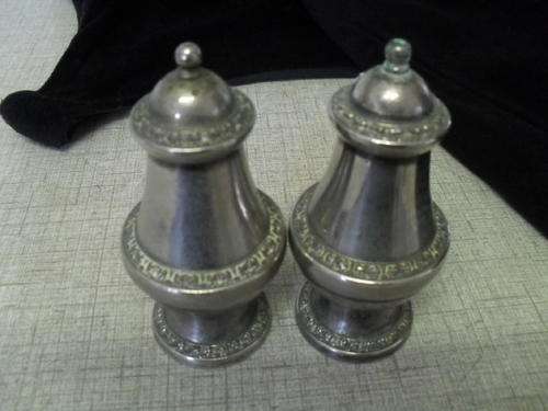 A PAIR OF VINTAGE IANTHE SALT AND PEPPER SHAKERS