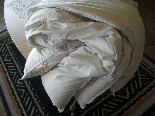 A LOVELY PLUMEAUX, SHERATON LINEN FEATHER DUVET -SINGLE BED SIZE -please note faint yellow marks