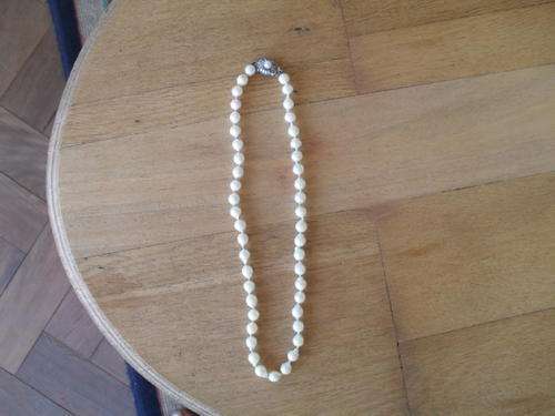 A REALLY LOVELY PEARL NECKLACE, THE PEARLS FEEL ROUGH, AND THE CLASP HAS "835" - 42 cm long