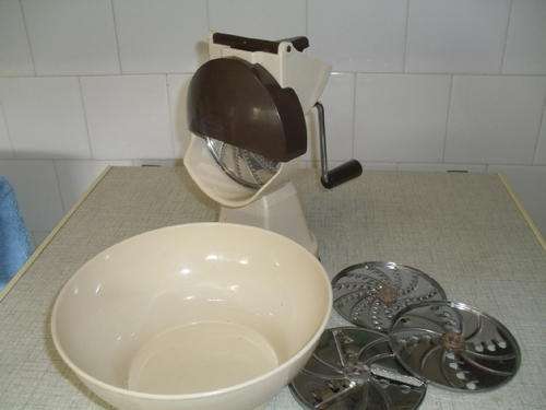 A KOFP -HAND FOOD PROCESSOR  -26.5CM HIGH. BOWL 21 CM ACROSS AND 9 CM DEEP