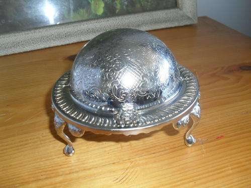 (45) A VINTAGE SILVER PLATED ?? REVOLVING LID BUTTER DISH -made in England