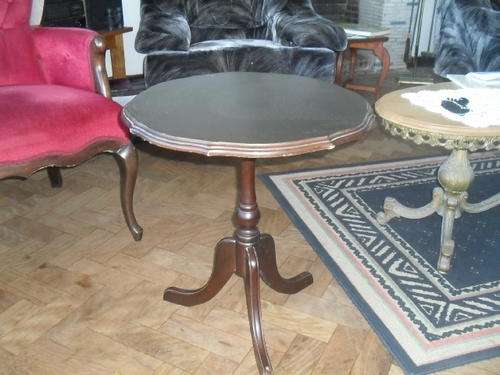 (230) a LOVELY TRIPOD FOOTED VINTAGE DRINKS / LAMP SIDE TABLE - 50cm wide and 56cm high