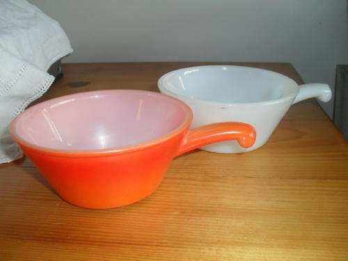 RT(16)2x VINTAGE OVEN PROOF BOWLS made USA-with one sided handle -opening 13cm. 5.5cm deep base 8cm