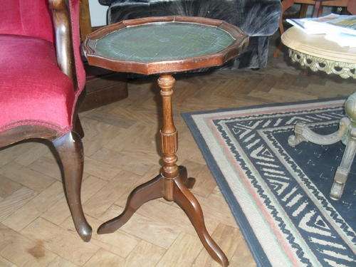 A LOVELY VINTAGE TRIPOD SIDE TABLE - LEATHER -TOP COVERING  -32cm across & 2cm deep edge, 51cm high