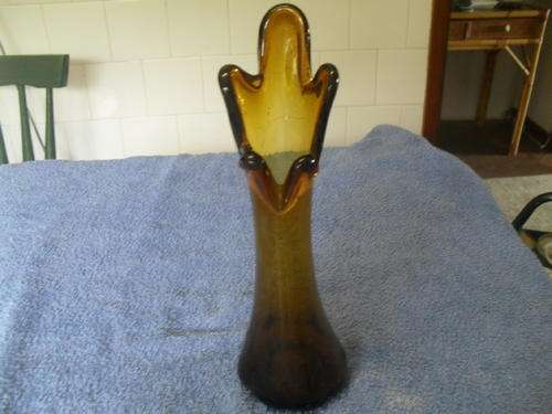 (RT12)A STUNNING VINTAGE AMBER FINGERED GLASS VASE -26cm high, base 6cm.