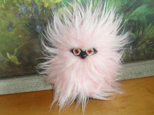 (7)a CUTE PINK VINTAGE GLOOK - hair tip to hair tip 21cm x 17cm
