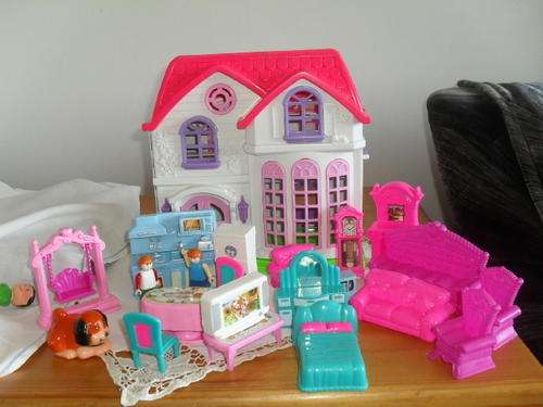 (32)a LITTLE DREAM DOLL HOUSE with 21 pieces of furniture, dog & 2x children -NICE CONDITION