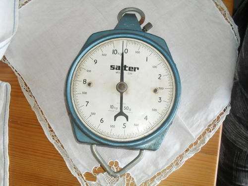 (32)A VINTAGE 10kg WALL MOUNTED SALTER HOOK SCALE made in South Africa