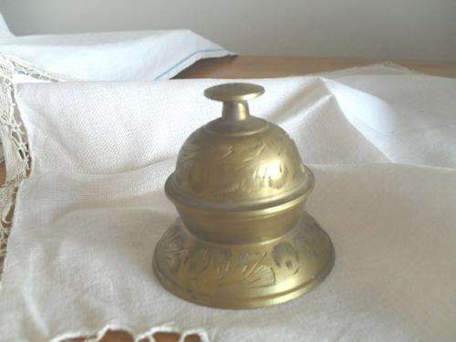 (32)A VINTAGE BRASS COUNTER TOP CLAW BELL - base 6.5cm, 6.5cm high
