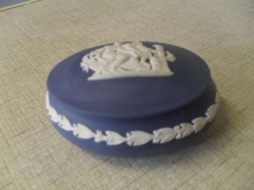 (80)a GORGEOUS DARK BLUE OVAL SHAPED WEDGWOOD JASPERWARE TRINKET BOX - 11 x 8.5cm