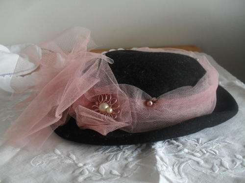 (35) a CUTE VINTAGE LADY'S FELT HAT and PINS - JENNELEE  26 X 23cm - 6cm high